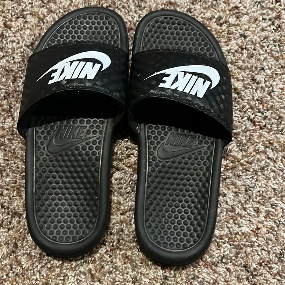 NIKE Black and White Slides Size 8 Nike Logo Excellent Condition Unisex